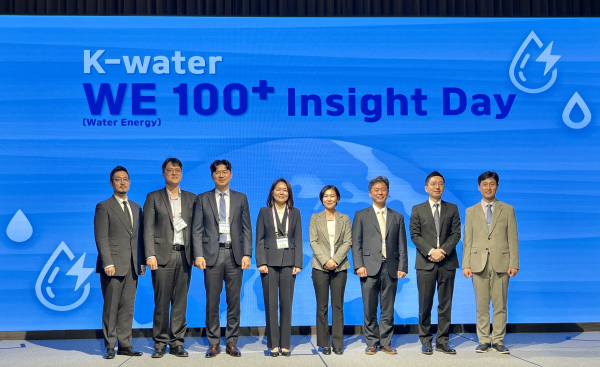 12일 대전 호텔 오노마에서 열린 행사에서 한국수자원공사 오은정 환경에너지본부장(사진 왼쪽 네 번째), 환경부 염정섭 기후전략과장(사진 오른쪽 세 번째)과 함께, 그 외 RE100 전문가 등 주요 참석자들이 기념사진을 촬영하고 있다.