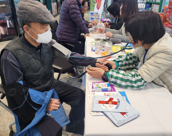 서산시 보건소 관계자가 ‘찾아가는 만성질환관리 프로그램’에서 시민의 건강진단을 지원하는 모습