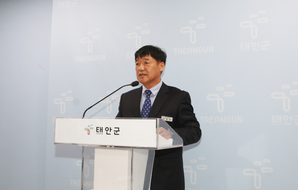 13일 군청 브리핑실에서 정례브리핑 중인 이중한 태안군농업기술센터 기술보급과장.