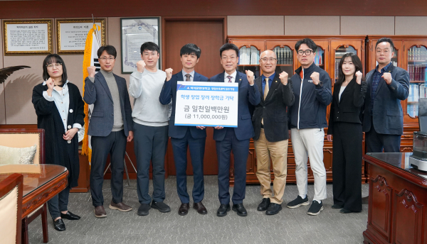 백석문화대 관계자들과 창업보육센터 입주기업 대표들이 기념사진을 찍고 있다.