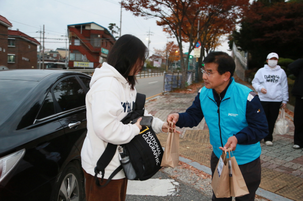 수험생에게 생수와 핫팩 전달하며 합격 응원하는 모습