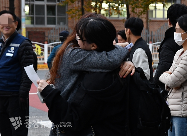 한 수험생이 어머니와 포옹하고 있다.