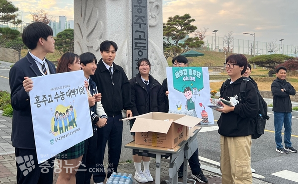 충남 홍주고에서 후배들이 선배들을 위한 응원을 펼치고 있다.