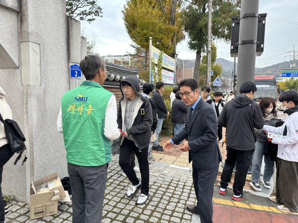 강관식 공주시 부시장, 대학 수능 시험장 찾아 수험생 격려 모습
