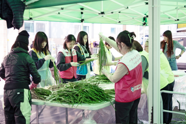 지난 12~13일 보령시청, 보령발전본부, 보령경찰서 및 보령시 사회봉사단체들이 김치 속 준비 및 김장담그기를 하고 있다.