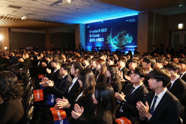 14일 대전 본사에서 열린 창립 57주년 기념식에 참석한 한국수자원공사의 임직원들이 한마음으로 ‘글로벌 Top 2 물기업 진입’ 도약을 응원하고 있다.