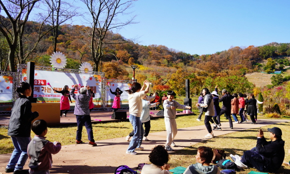 ​지난 16일 대전 서구 흑석동 노루벌적십자생태원에서 ‘2024 함께 가는 행복동행 힐링축제’를 개최했다.​