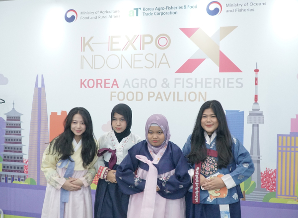 K-푸드 맛보고 한복도 입어 본 현지 대학생들