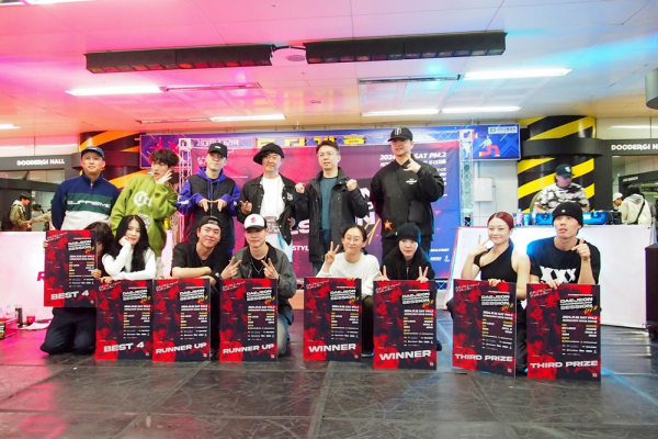 지난 16일 서대전네거리역 두더지홀에서 전국댄스 페스티벌을 개최한 후  대전교통공사 관계자와 참여자들이 함께 수상자들과 기념촬영