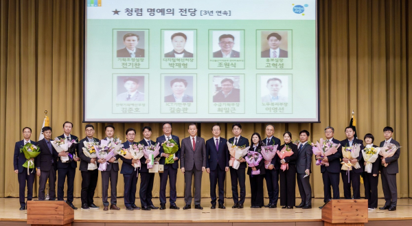 2024년도 aT 청렴리더상 시상식 단체 기념사진 * (왼쪽 9번째부터) aT 홍문표 사장, 전종화 상임감사