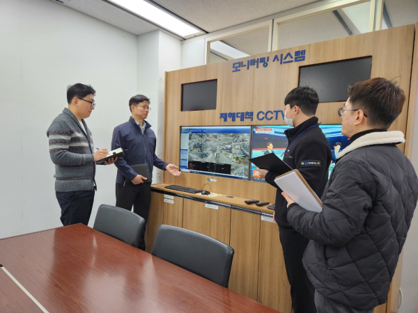 행복청 관계자가 전문기관과 함께 위험성 평가를 위한 현장점검을 실시하고 있다