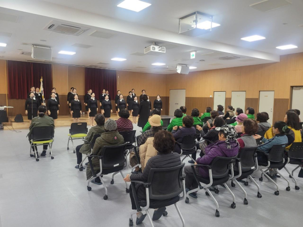 지난 18일 국립산림치유원 다스림홀에서 에코그린 합창단이 공연하고 있다.