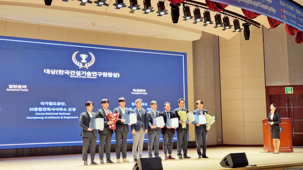진욱수 국가철도공단 건축처장(오른쪽 두 번째)이 19일 건설회관에서 ‘BIM AWARDS 2024’ 대상을 수상하고 수상자들과 함께 기념촬영을 하고 있다.