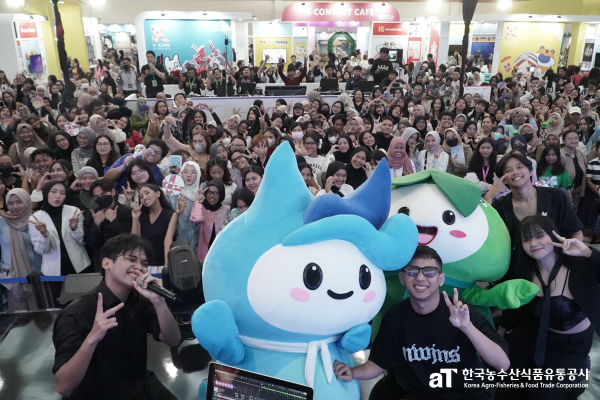 인도네시아 K-엑스포 수산홍보관 한류 문화 행사 * 해양수산부 마스코트 ‘해랑이’(파랑색), aT 마스코트 ‘앗티’(초록색)