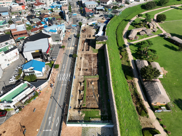 복원을 위해 발굴, 조사된 서산해미읍성 진남문 해자