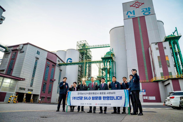 ㈜선광 방문 기념사진    * 홍문표 사장(좌측에서 4번째)