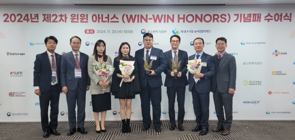 ‘2024년 하반기 윈윈아너스 기념패 수여식’에서 벤처기업인 로아스와 기념패를 받았다. 사진은 서규석 서부발전 사업부사장(오른쪽 두 번째)과 이재현 로아스 대표(오른쪽 네 번째), 정문용 서부발전 상생협력처장(오른쪽 첫 번째), 문보현 서부발전 동반상생실장(왼쪽 두 번째), 최현호 서부발전 차장(오른쪽 세 번째), 안현진 서부발전 차장(왼쪽 첫 번째) 등 참석자들이 기념촬영