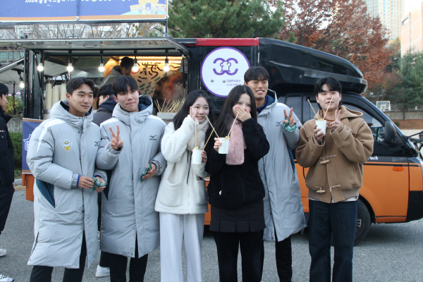 지난 19일 아산시 용화동에 위치한 용화고등학교를 찾아 아침밥 이벤트 진행 단체사진