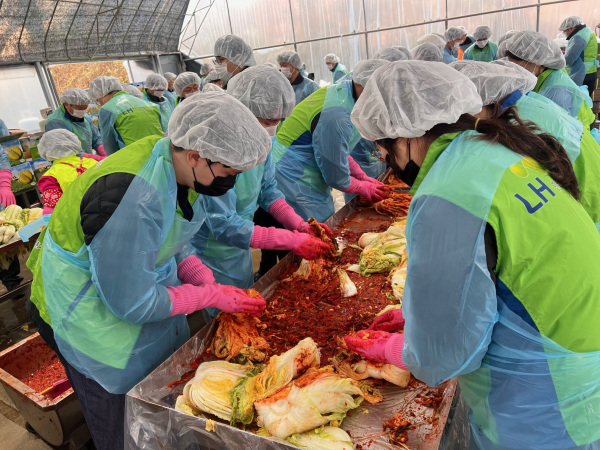 사랑의 김장김치 나눔 행사 진행 모습