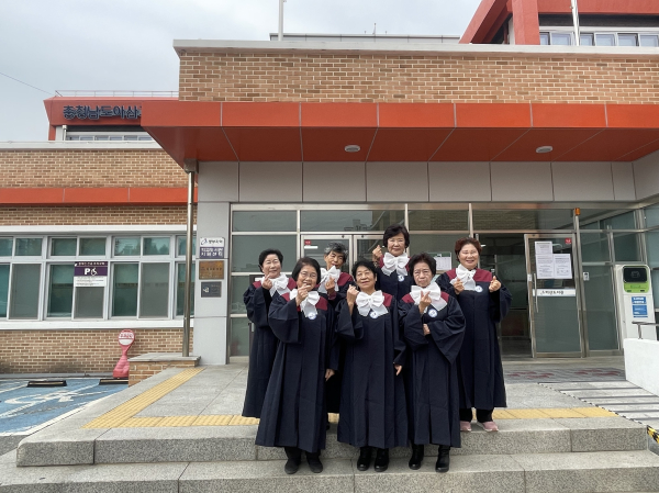 문해교육 3단계 어르신들 졸업사진 촬영 모습