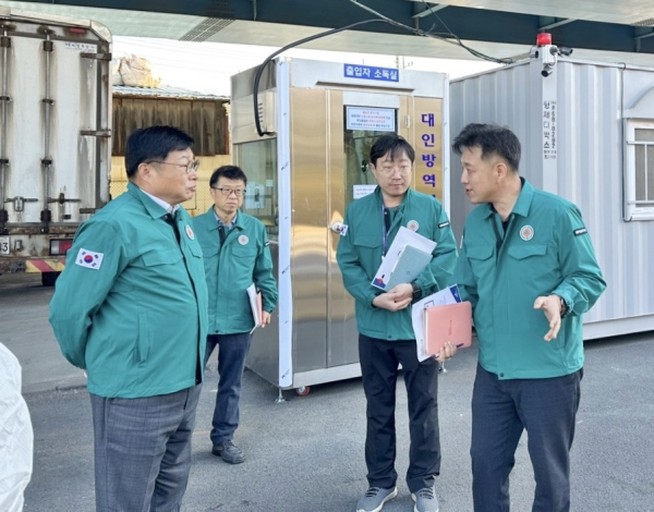 이승원 경제부시장, 가축전염병 방역현장 점검 모습