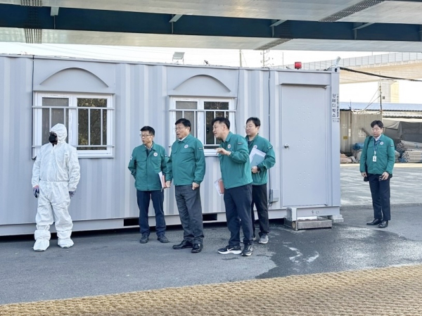 이승원 경제부시장, 가축전염병 방역현장 점검 모습