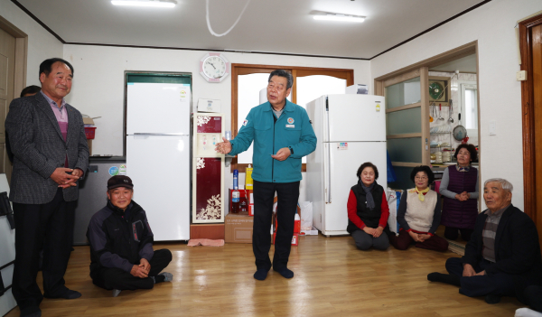 근흥면 경로당을 찾은 가세로 군수(2024년 1월).