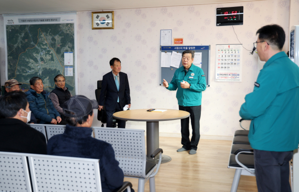 이원면 경로당을 찾은 가세로 군수(2024년 1월).