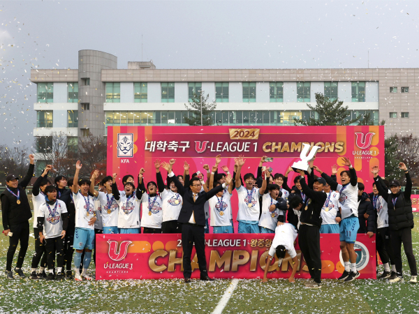 선문대 축구부와 문성제 총장이 시상식에서 우승의 기쁨을 만끽하고 있다