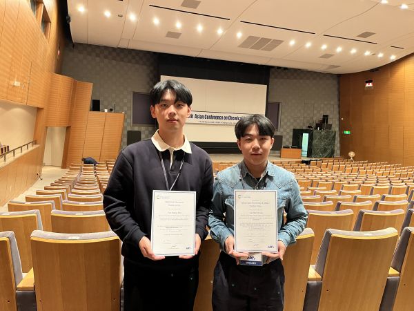 '15th Asian Conference On Chemical Sensors(ACCS)' Poster Session에서 우수 포스터 논문상을 수상한 조윤행 학생(왼쪽), 정재한 학생(오른쪽)