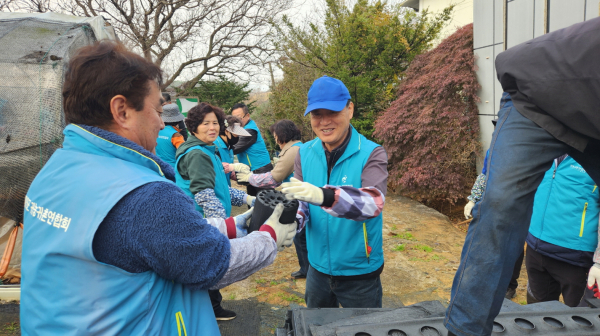 태안군귀농귀촌연합회 ‘사랑의 연탄 나눔’ 봉사 모습(24. 11. 21.)