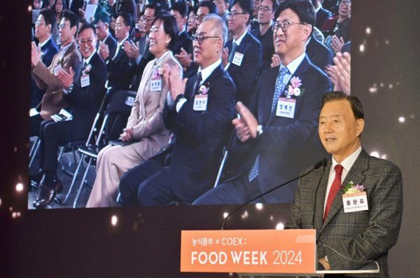 푸드위크 2024 개막 축사하는 홍문표 aT 사장