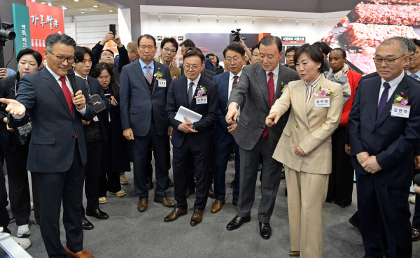 농식품부×코엑스 푸드위크 2024 개막식 VIP 투어 * (오른쪽 3번째부터) aT 홍문표 사장, 농림축산식품부 송미령 장관, 코엑스 김한주 상무