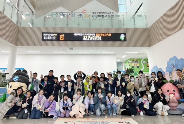 26일, 홍콩 불자경학교 학생과 교직원 등 40여 명이 안전체험교육원에서 체험형 교육을 받고 있다.