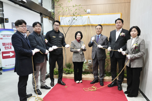 26일 ‘천안시일자리종합지원센터’ 이전 개소식에서 현판식 모습