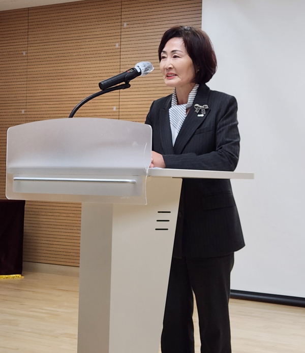 노인일자리 연계와 협력을 위한 세미나에서 김명희 원장 인사말 모습