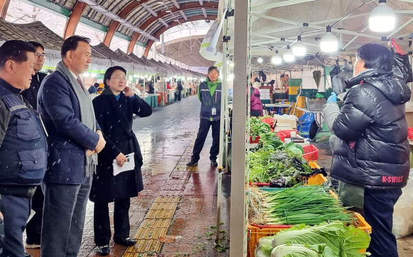 바로마켓 참여 농가들을 격려하는 홍문표 사장