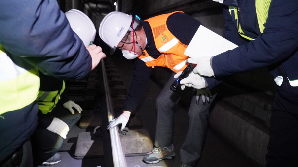레일연마공사 점검을 하고 있는 대전교통공사 박필우 기술이사(가운데)