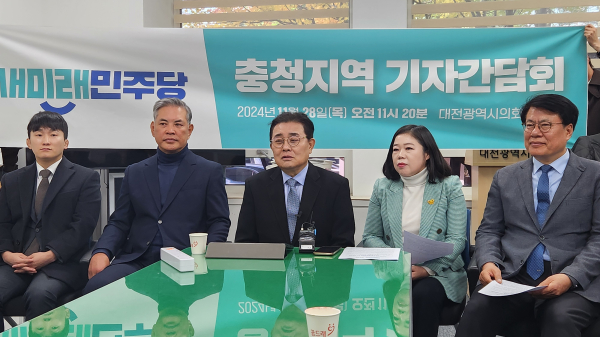 사진 왼쪽부터 신재용 최고위원, 박영순 대전시당위원장, 전병헌 대표, 이미영 최고위원, 이근규 최고위원