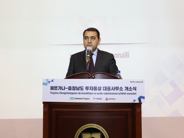 보자로프 하이룰라 페르가나주 주지사가 축사를 하고 있다.