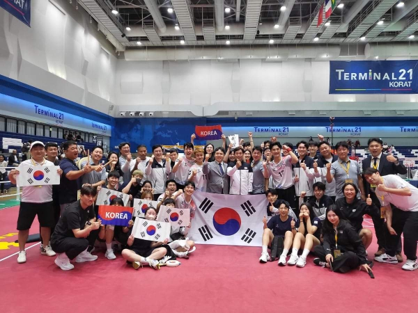 2023년 7월 세계선수권대회에서 남자쿼드 금메달 획득 후 오주영 회장과 세팍타크로 국가대표 선수, 지도자 등이 기념촬영을 하고 있다.(사진=오주영 회장 제공)