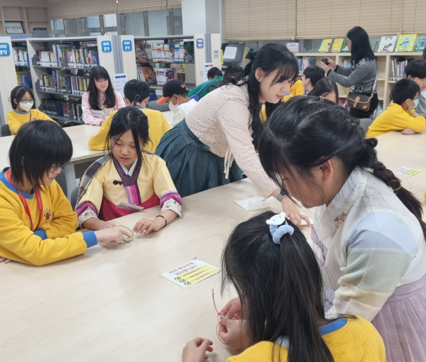 전통 매듭을 이용한 팔찌 만들기를 하는 모습