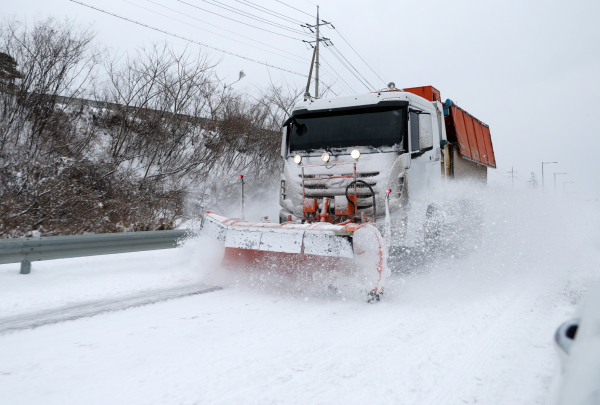 도로 제설작업 모습(2023년 1월 소원면).
