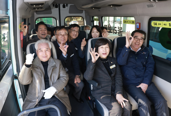 수요응답형 공공형 버스 ‘불러보령’ 시승식 모습