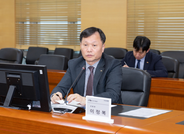 지난 2일 충남 태안 본사에서 안전 경영 스티어링 커미티(Steering Committee·운영위원회)를 개최했다. 사진은 이정복 서부발전 사장이 회의를 주재하는 모습