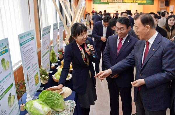 신품종 전시대 둘러보는 홍문표 사장과 이용록 군수