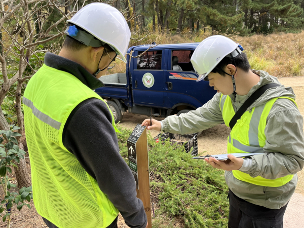 천리포수목원 사업장 내 안전사고 예방을 위한 안전점검을 지원하고 있다