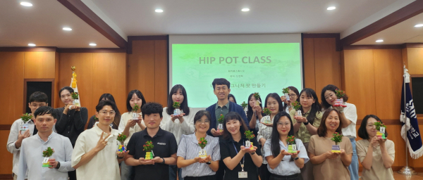 교내에서 진행한 ‘나만의 화분만들기’ 행사