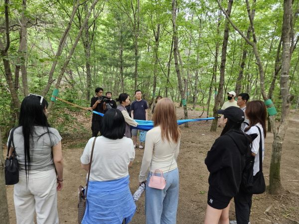 지난달 순직 소방공무원 유가족 캠프‘ 우리는 영웅을 기억합니다!’ 참가자들이   춘천숲체원에서 ‘해먹’ 프로그램을 체험하고 있다.
