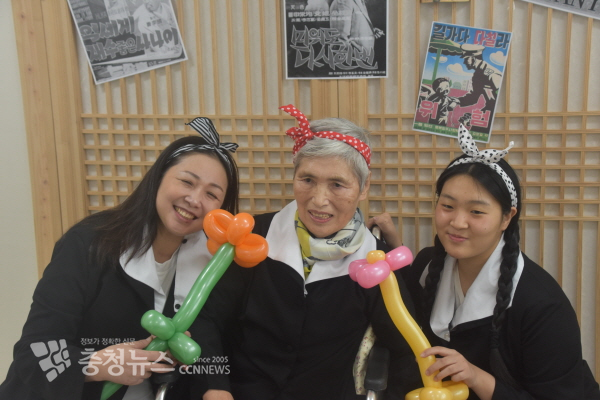 엄마와 딸, 할머니 3대가 교복을 입고 사진을 찍고 있다.